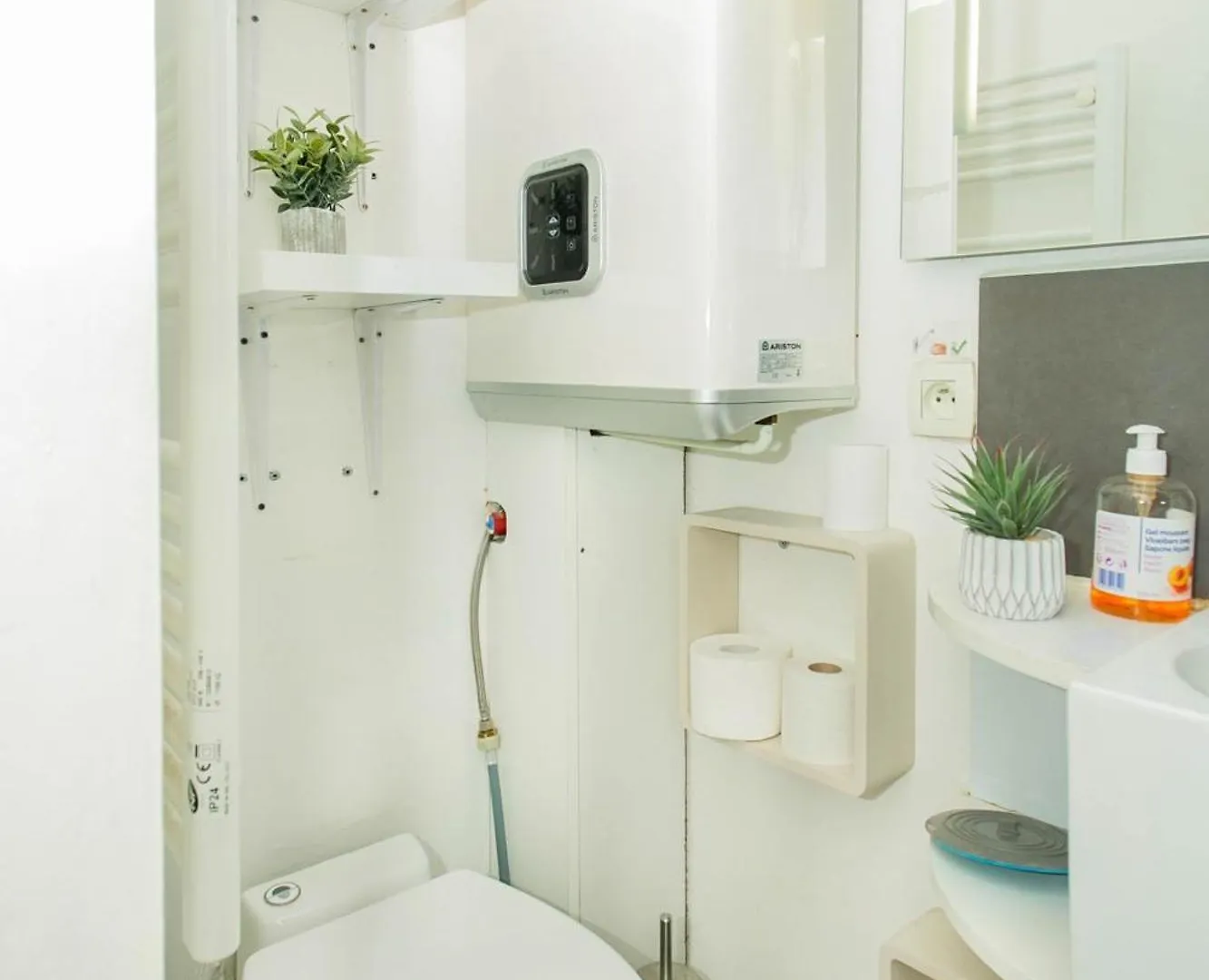 Champs Elysees & Arc De Triomphe - Cityapartmentstay Paris France