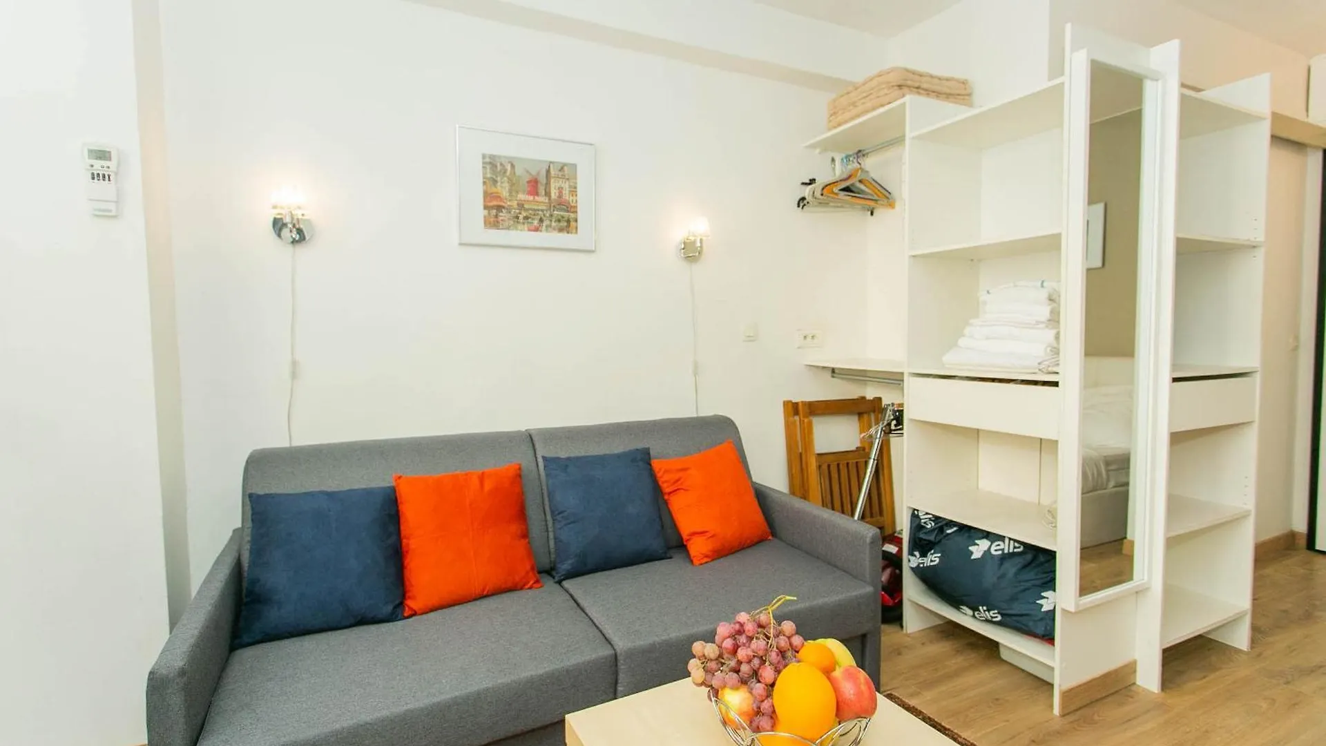 Champs Elysees & Arc De Triomphe - Cityapartmentstay Paris France